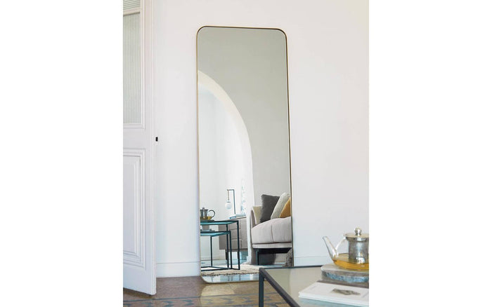 Kave Home - Wandspiegel Marco van goudkleurig metaal 55 x 150,5 cm