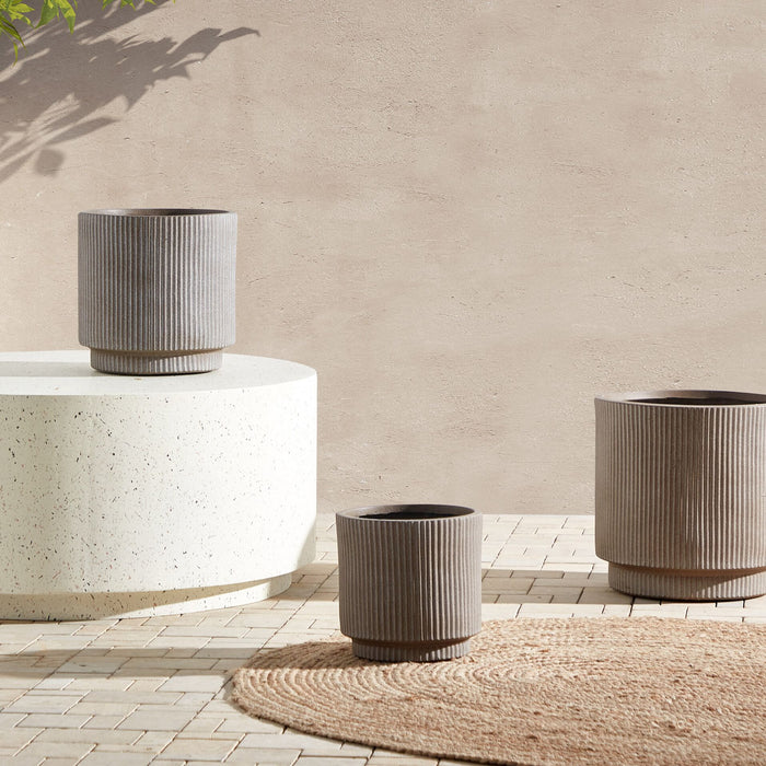 Beliani - DARIA - Bloempot - 24x24x24 cm -Taupe - Kleivezels