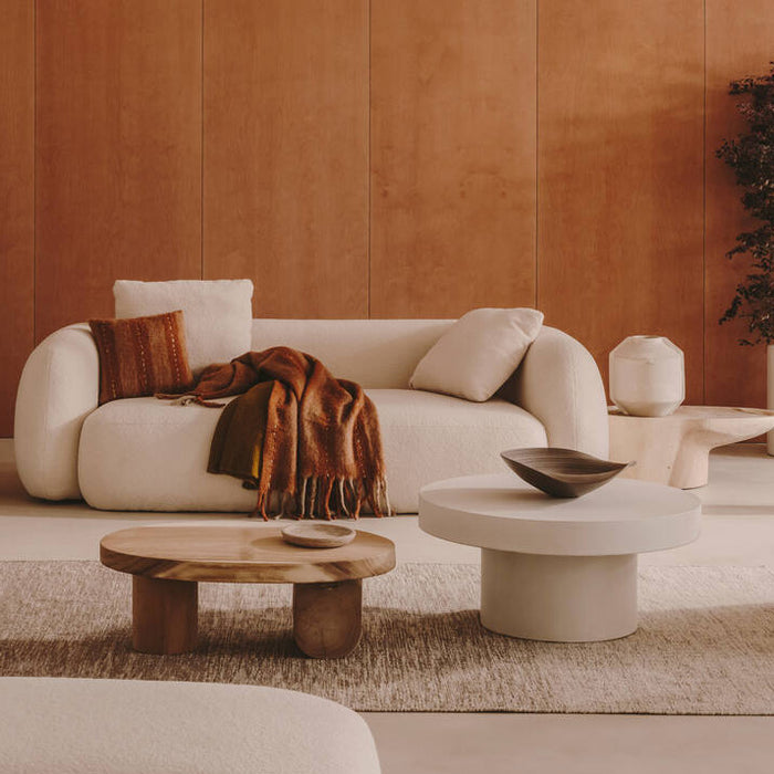 Kave Home Martina 3-Zitsbank van gebroken witte schapenvacht