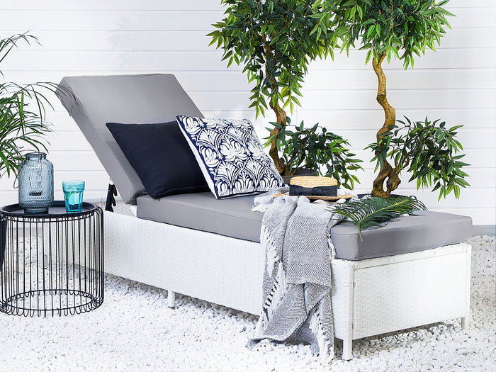 Beliani - TURIN - Strandstoel - Wit - PE rotan