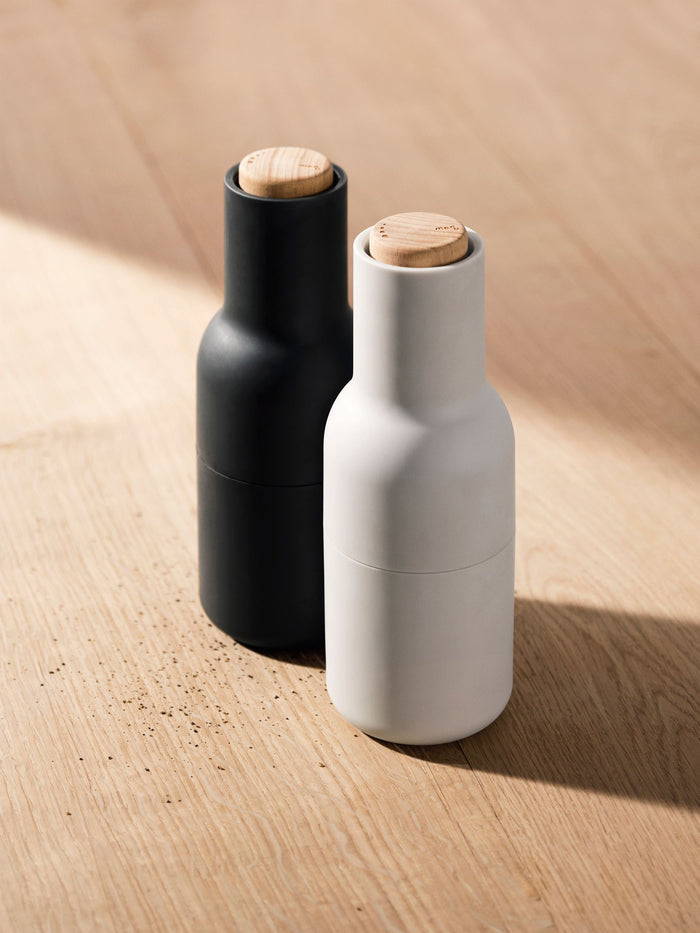Audo Copenhagen Bottle Grinder peper- en zoutmolen Nudes walnoot
