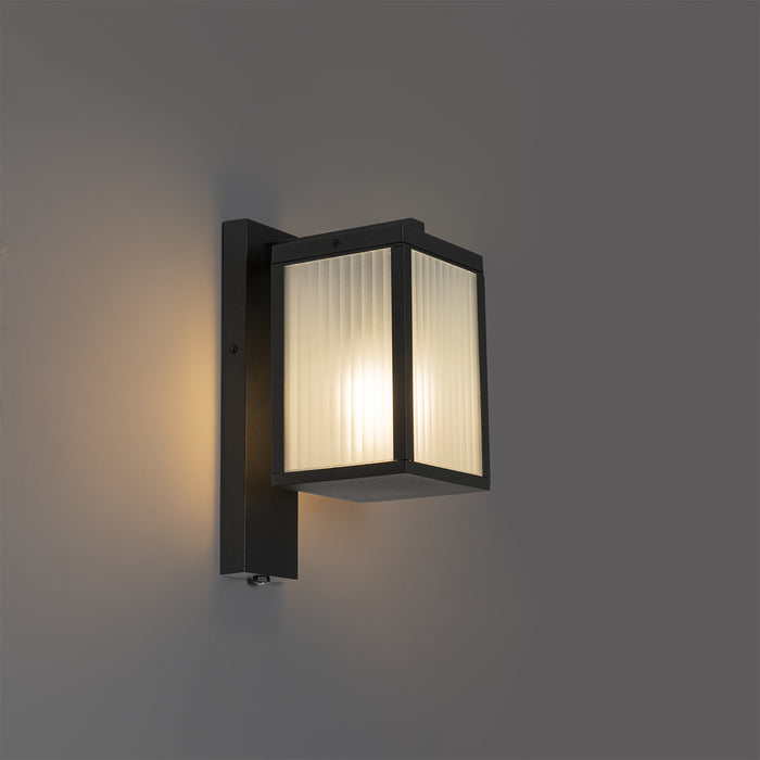 QAZQA Buiten wandlantaarn zwart met ribbel glas en schemersensor -