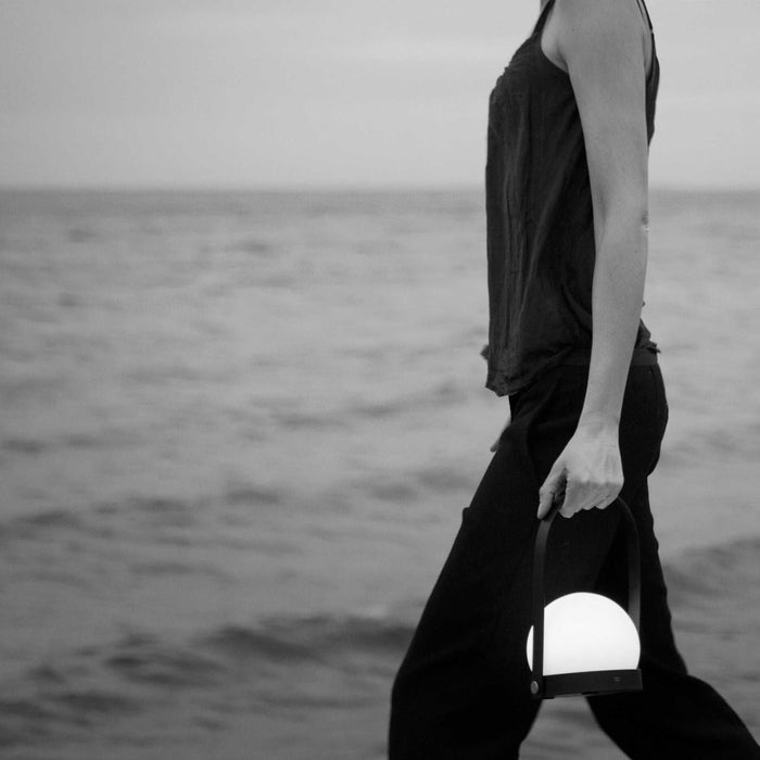 Audo Copenhagen Carrie tafellamp LED oplaadbaar leer Bronzed Brass