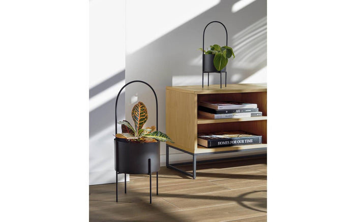 Kave Home - Set van 2 bloempotten Mash met een zwarte metalen