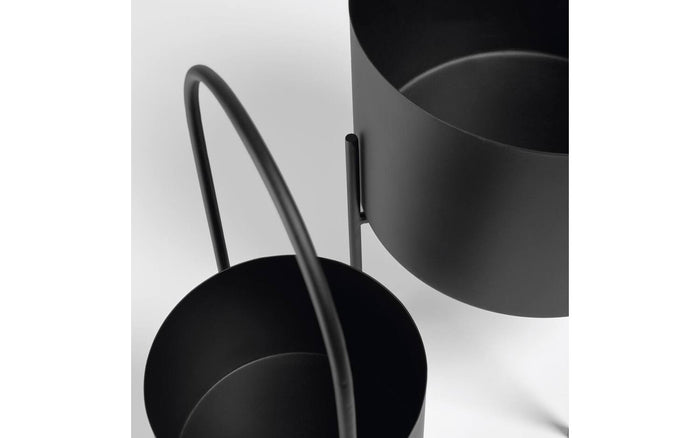 Kave Home - Set van 2 bloempotten Mash met een zwarte metalen