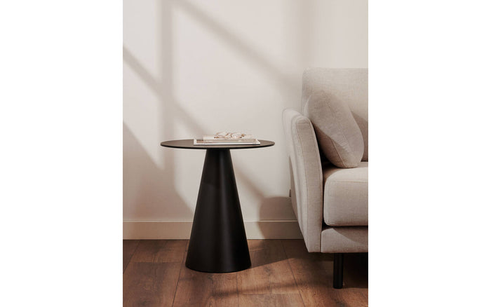 Kave Home - Wilshire bijzettafel van gehard glas en metaal met een