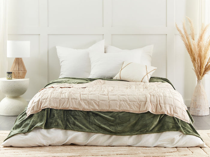 Beliani - NEREID - Verzwaringsdeken - Beige - 120 x 180 cm - Polyester