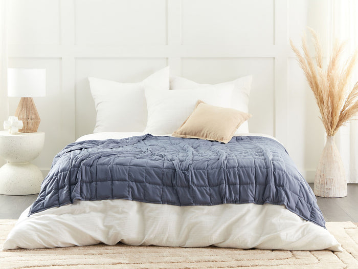 Beliani - NEREID - Verzwaringsdeken - Blauw - 150 x 200 cm - Polyester