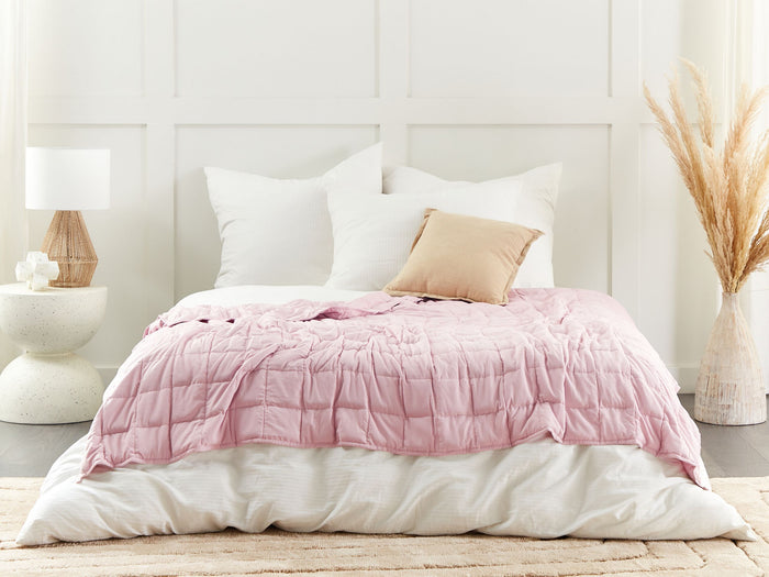 Beliani-NEREID-Verzwaringsdeken-Pastelroze-150 x 200 cm-Polyester