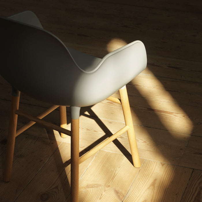 Normann Copenhagen Form Stoel met Armleuning - Eiken - Warm Grijs