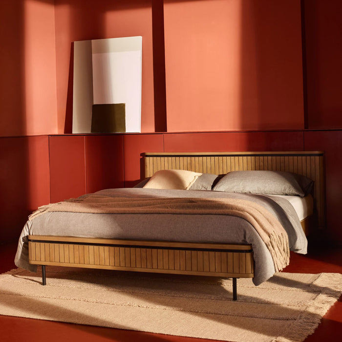 Kave Home - Licia bed van massief mangohout en zwart gelakt metaal,