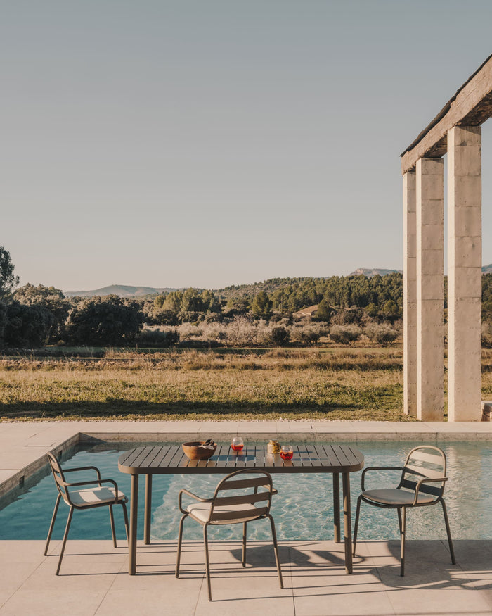 Kave Home - Joncols buitentafel in aluminium met groen gelakte