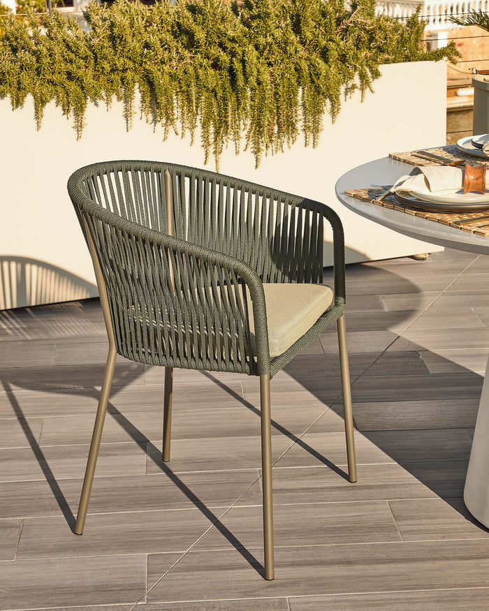 Kave Home - Yanet groene touwstoel met gegalvaniseerde stalen poten