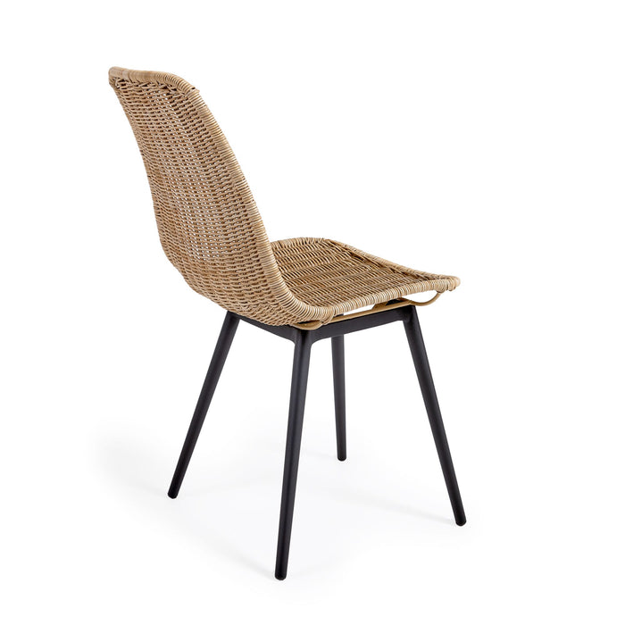 Kave Home - Equal tuinstoel van kunststof rotan met zwarte aluminium