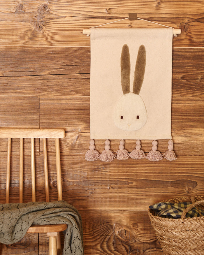 Kave Home - Wit katoenen Yanil-wandkleed met konijntje en roze