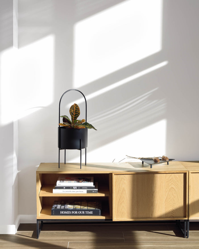 Kave Home - Set van 2 bloempotten Mash met een zwarte metalen