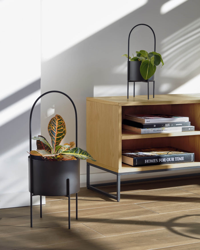 Kave Home - Set van 2 bloempotten Mash met een zwarte metalen