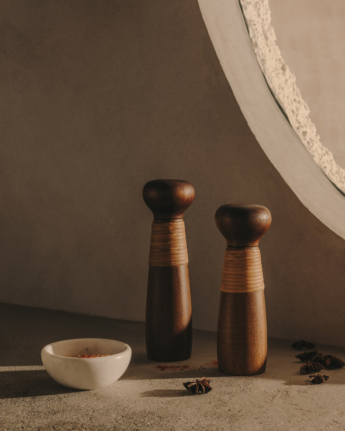 Kave Home - Pepermolen Sardis van FSC 100% acaciahout en rotan 20,3 cm