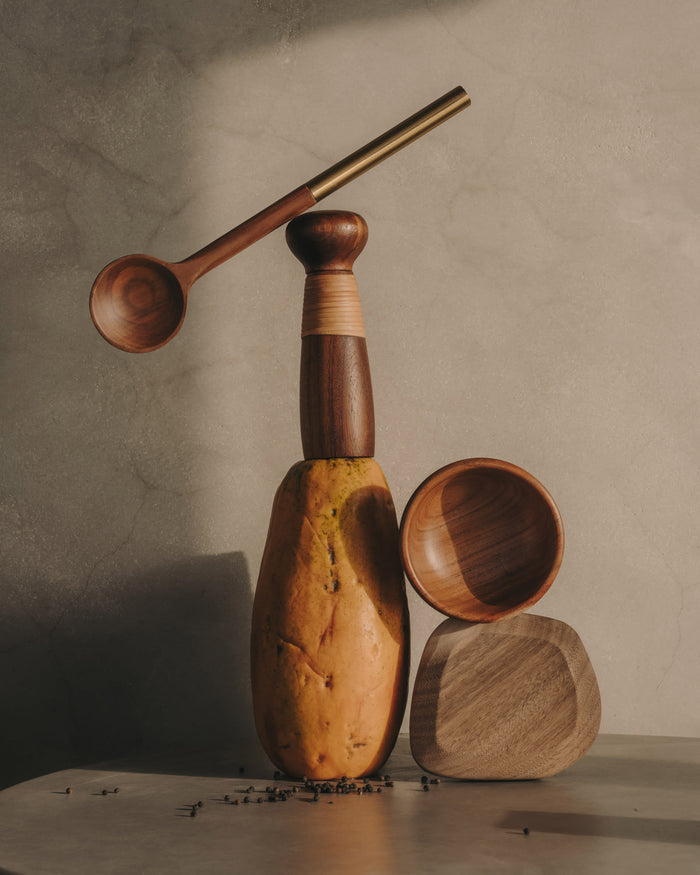 Kave Home - Pepermolen Sardis van FSC 100% acaciahout en rotan 20,3 cm