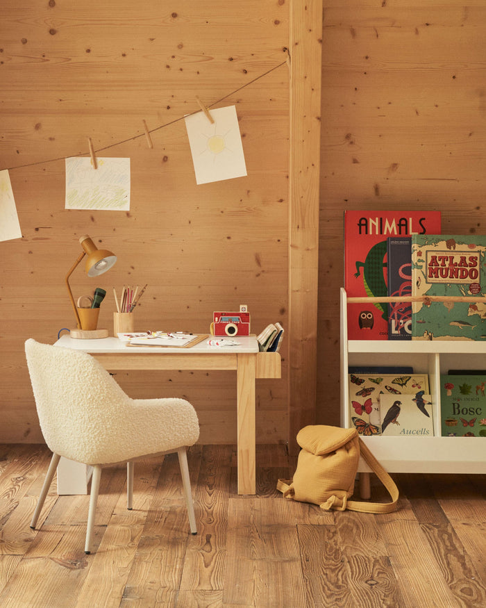 Kave Home - Konna-kinderstoel in wit bouclé en beige stalen poten