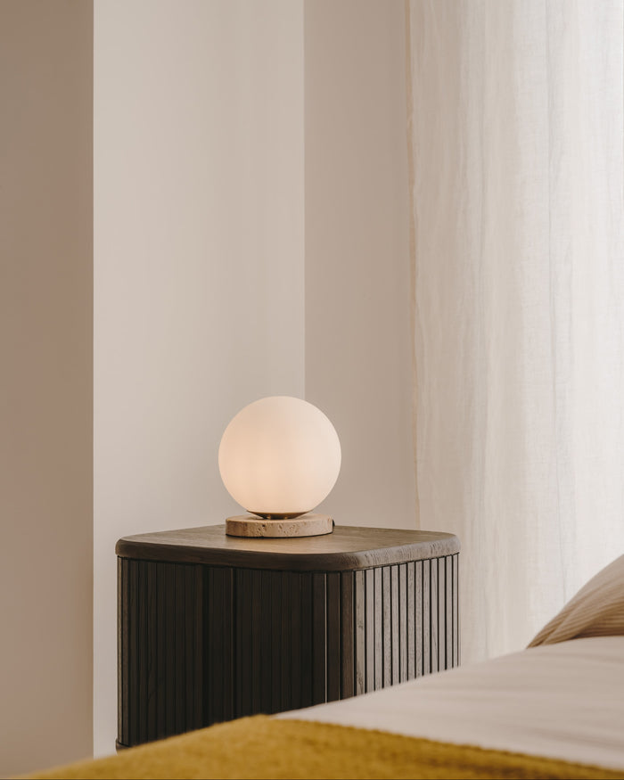 Kave Home - Malachi-tafellamp in mat glas en travertijnsteen