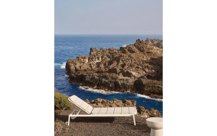 Kave Home - Ligstoel voor buiten Marcona van aluminium met een wit