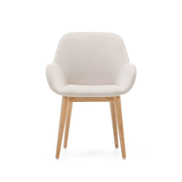 Kave Home - Konna stoel in beige met massief essenhouten poten in een