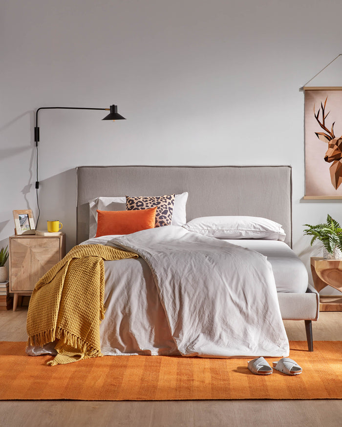 Kave Home - Hakon massief regenboomhouten bijzettafeltje met gesneden