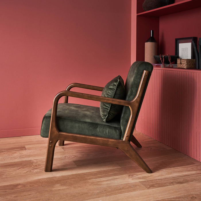sweeek - Scandinavische fauteuil in velours en licht walnoot gebeitst