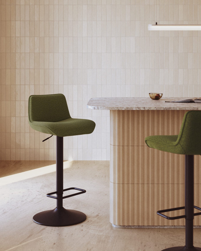 Kave Home - Zenda-kruk in donkergroen chenille en staal met matzwarte