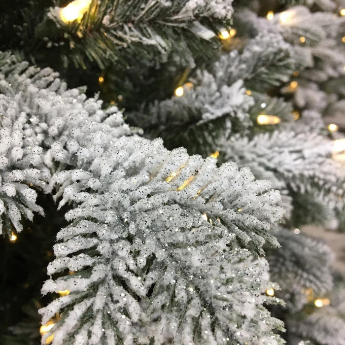 Snowy Sheffield kunstkerstboom - 228 cm - groen - Ø 145 cm - 2.610