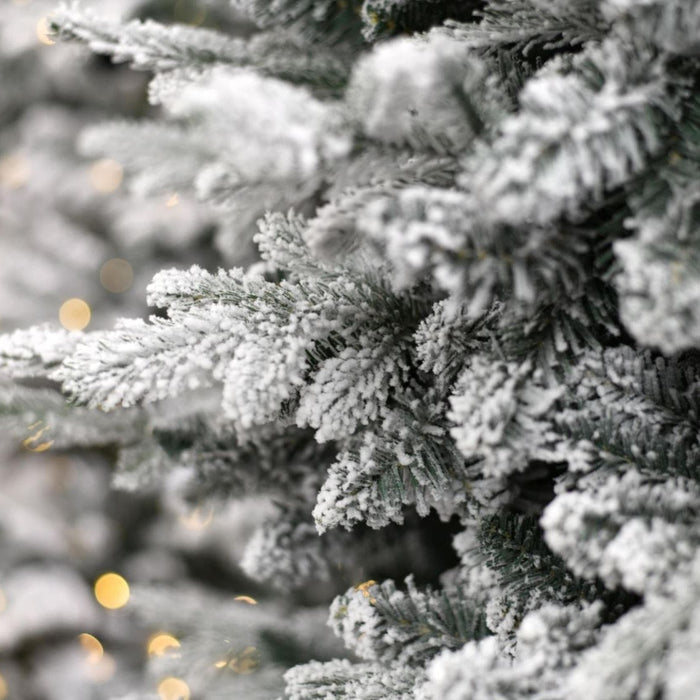 Oslo Snow Pine kunstkerstboom - 150 cm - groen - Ø 88 cm - 1.110 tips