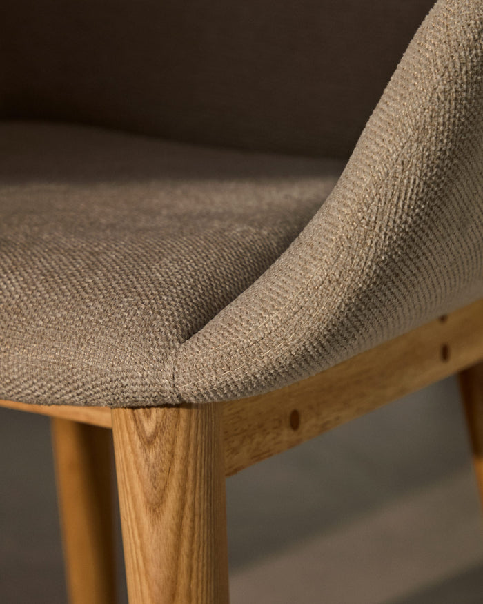 Kave Home - Konna stoel in beige met massief essenhouten poten in een