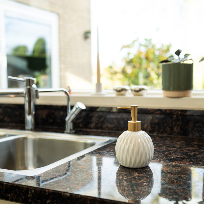 QUVIO Zeepdispenser - Rond - Keramiek - Wit met goude zeeppompje