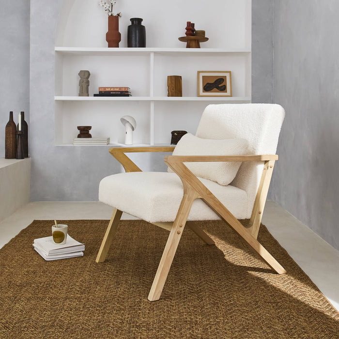sweeek - Scandinavische fauteuil in heveahout en bouclé
