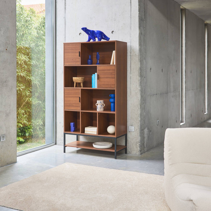 sweeek - Walnootkleurige houten boekenkast, 9 vakken