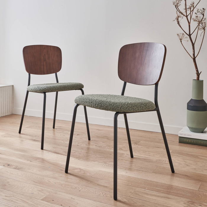 sweeek - Bouclé zitting en houten rugleuning stoelen (set van 2)