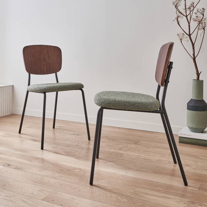 sweeek - Bouclé zitting en houten rugleuning stoelen (set van 2)
