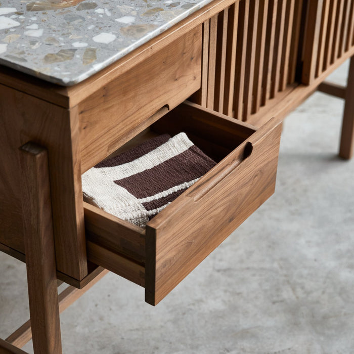 Tikamoon - Isaure - Dressoir van massief notenhout en premium terrazzo