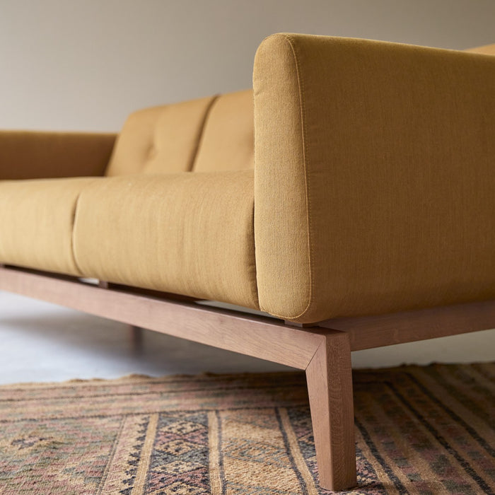 Tikamoon - Bjorn - Driezitsbank van massief eiken en mosterdgele stof