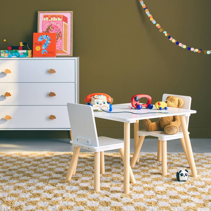 sweeek - Vierkante kindertafel grenenhout 2 stoelen