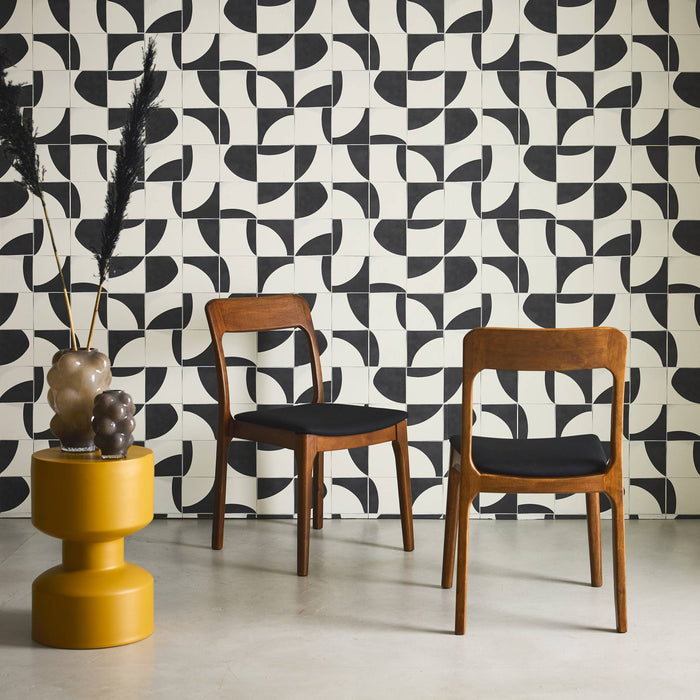 sweeek - Vintage stoel van heveahout en stof (set van 2)