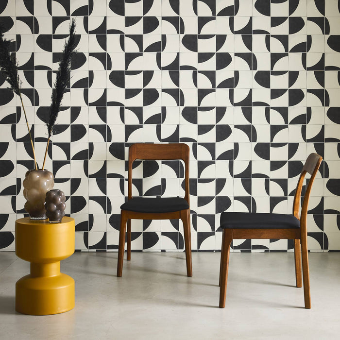 sweeek - Vintage stoel van heveahout en stof (set van 2)