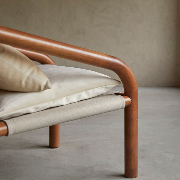 Tikamoon - Fauteuil van donker massief eikenhout en ecru stof