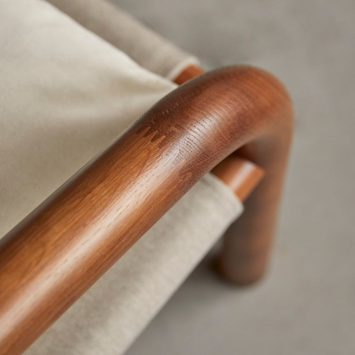 Tikamoon - Fauteuil van donker massief eikenhout en ecru stof