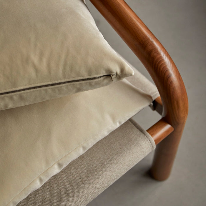 Tikamoon - Fauteuil van donker massief eikenhout en ecru stof