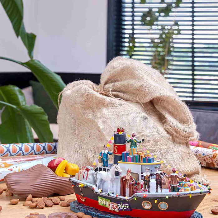 LuVille Sinterklaas Miniatuur Pakjesboot met Verlichting - H19 cm