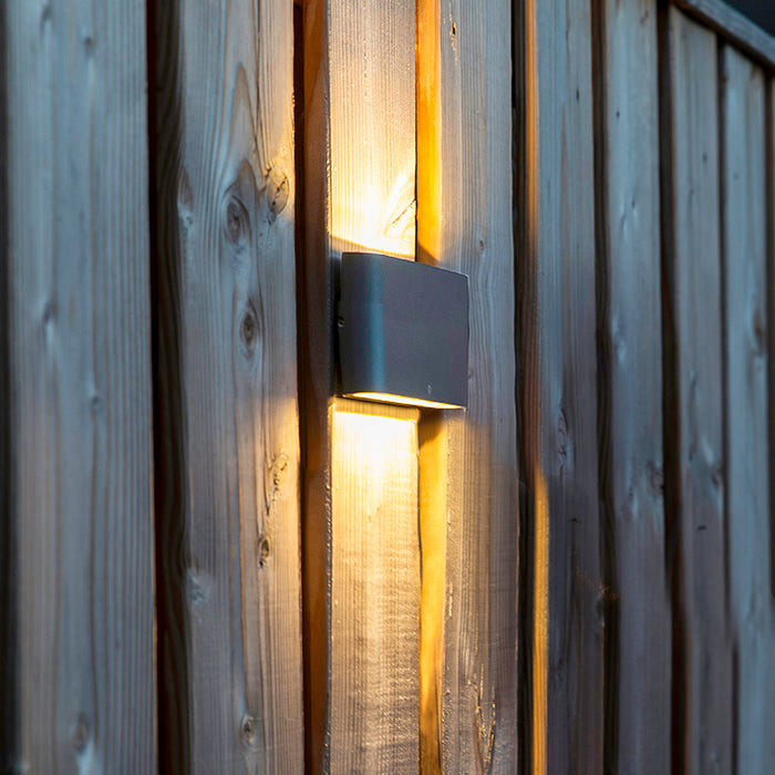 QAZQA Buiten wandlamp donkergrijs 17,5 cm incl. LED IP65 - Batt