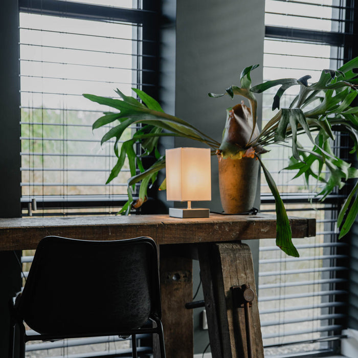 QAZQA Moderne tafellamp wit met staal - Milo