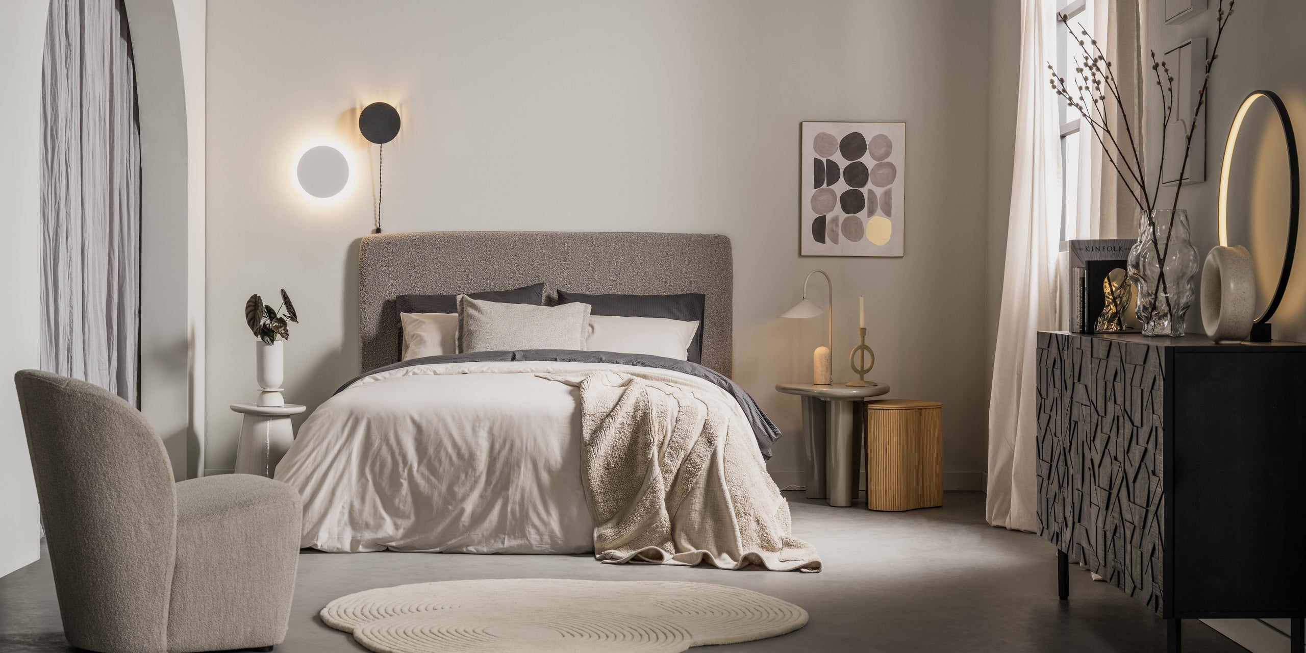 Shop de look: een minimalistische slaapkamer in een krachtig thema